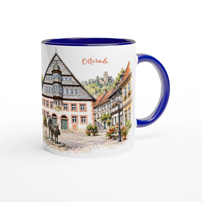Weiße Osterode Keramiktasse mit heller Aquarellillustration von Altstadt, historischem Rathaus, Fachwerk und Eseltreiberdenkmal