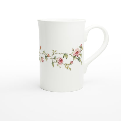 Weiße schlanke Porzellantasse mit rosa Aquarellrosen, Rosenknospen, grünen Blättern und locker verlaufender Rosengirlande