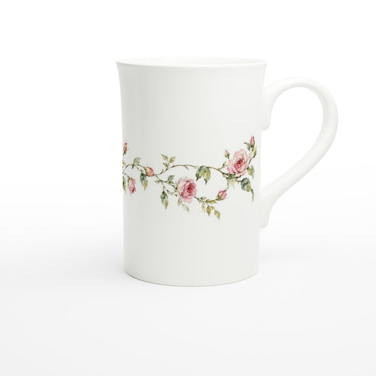 Weiße schlanke Porzellantasse mit rosa Aquarellrosen, Rosenknospen, grünen Blättern und locker verlaufender Rosengirlande