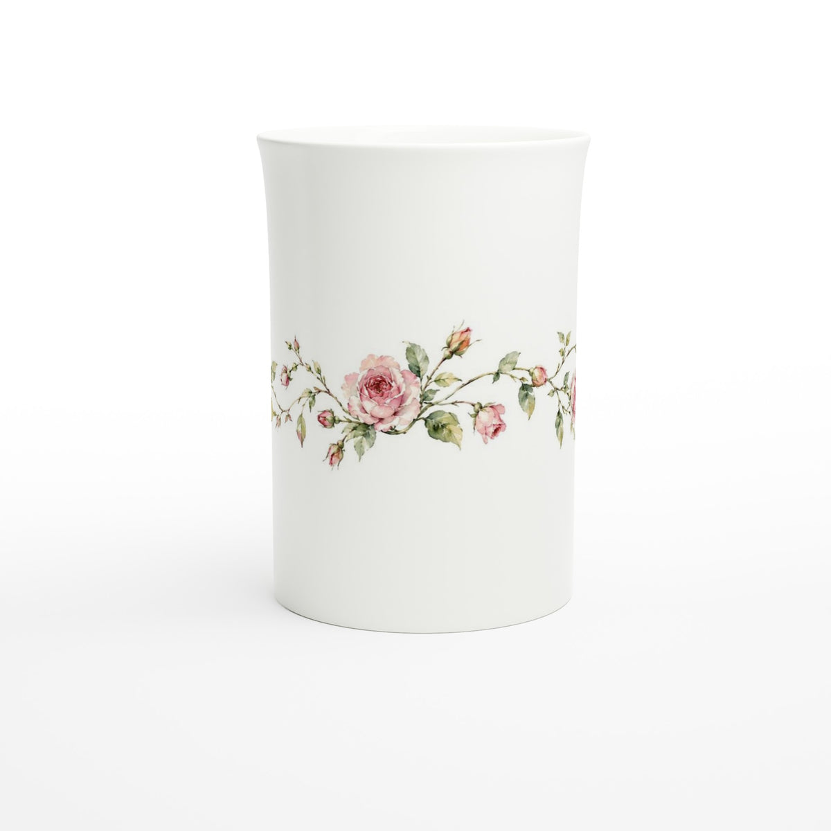 Schlanke weiße Porzellantasse mit zarten rosa Rosen und locker geschwungenen grünen Rosenzweigen