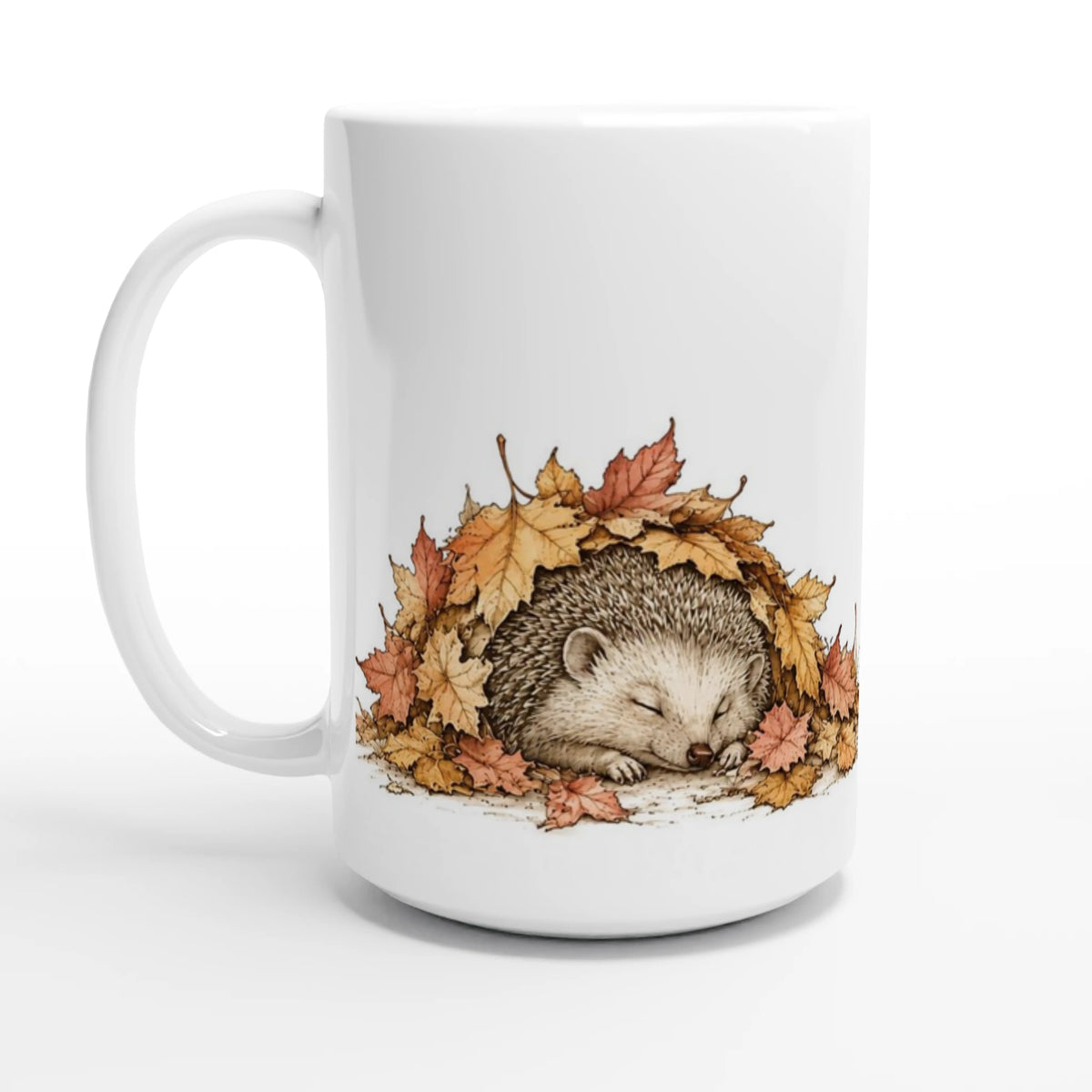 Personalisierbare weiße Keramiktasse mit schlafendem Igel unter einem Dach aus goldgelben, orangefarbenen und braunen Herbstblättern.