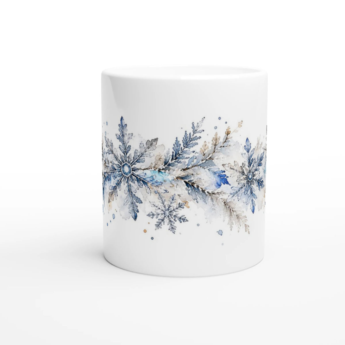 Mehrere filigrane Schneeflocken in Eisblau, Dunkelblau, Grau und Weiß innerhalb einer lockeren Winterillustration