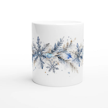 Mehrere filigrane Schneeflocken in Eisblau, Dunkelblau, Grau und Weiß innerhalb einer lockeren Winterillustration