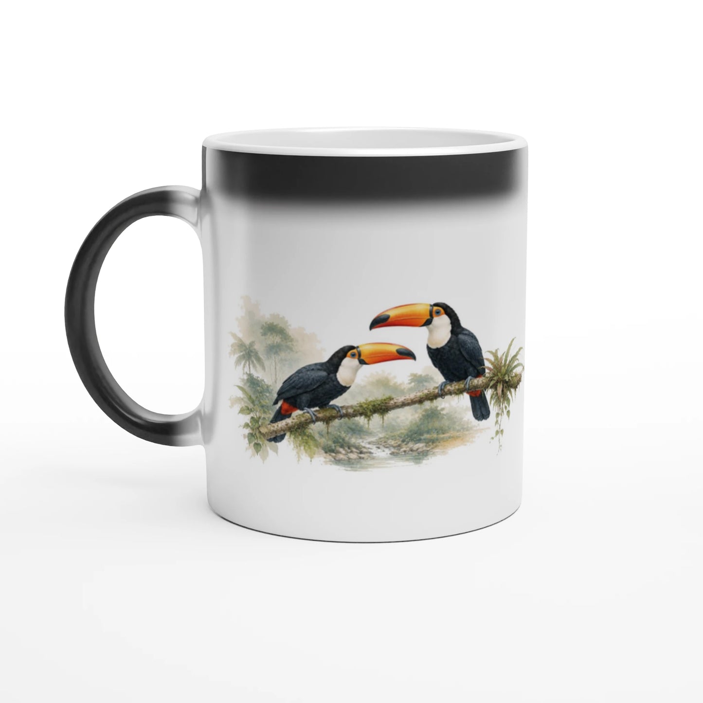 Schwarze magische Tasse, bei der durch Wärme zwei farbenprächtige Tukane sichtbar werden