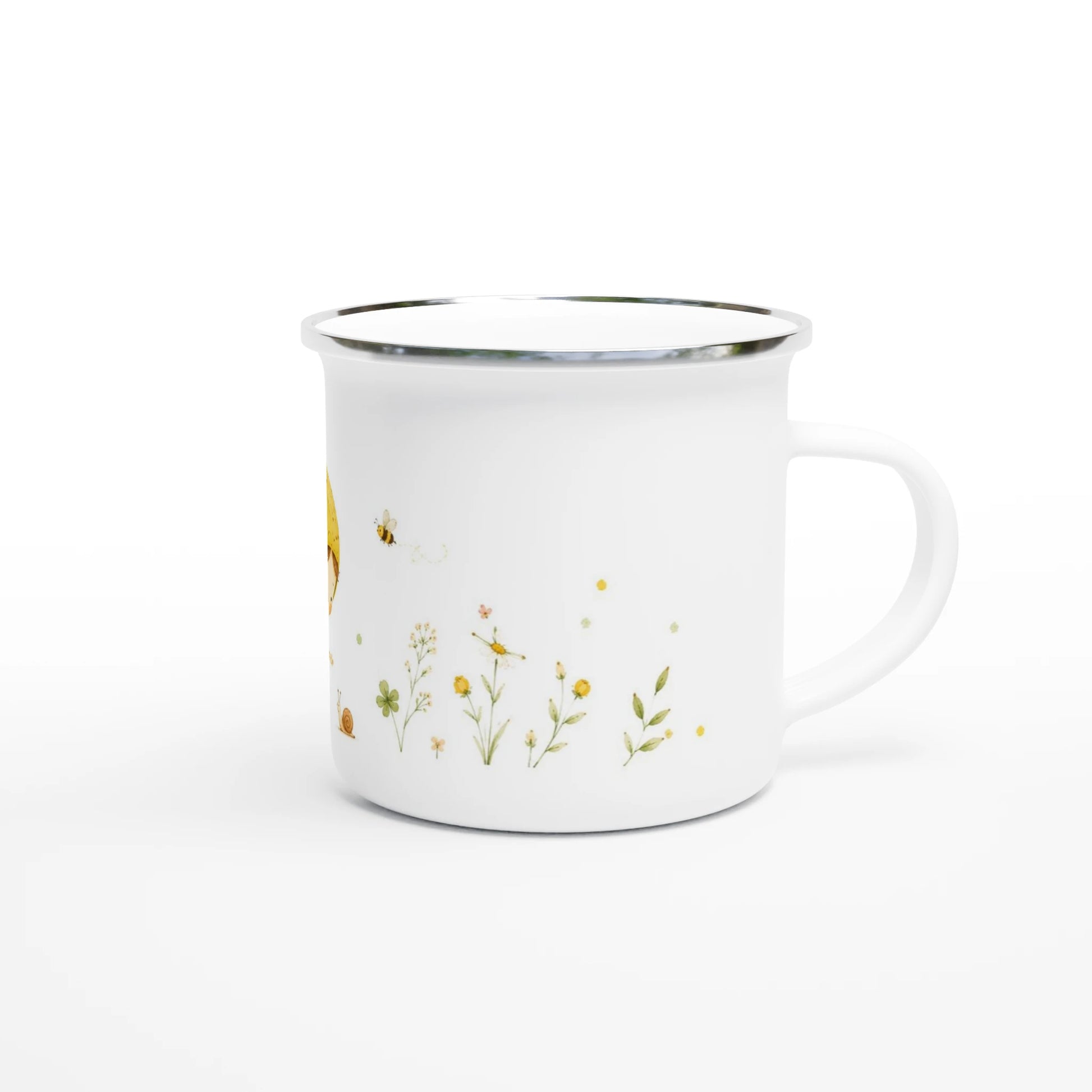 Weisser Emaille-Becher mit einer poetischen Illustration eines Birnenjungen, der neugierig die kleinen Wunder der Natur in einer blühenden Wiese erkundet.