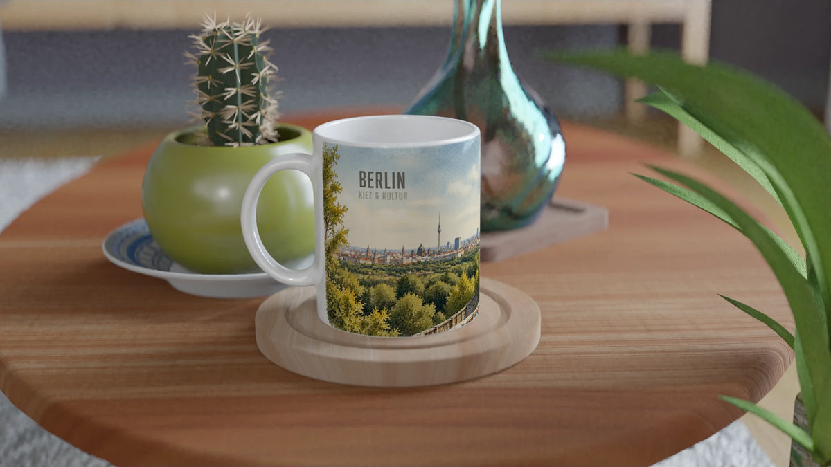 Keramiktasse mit detailreicher Berlin-Illustration der historischen Teufelsberg-Anlage zwischen moderner Street Art, Natur und Berliner Stadtpanorama.