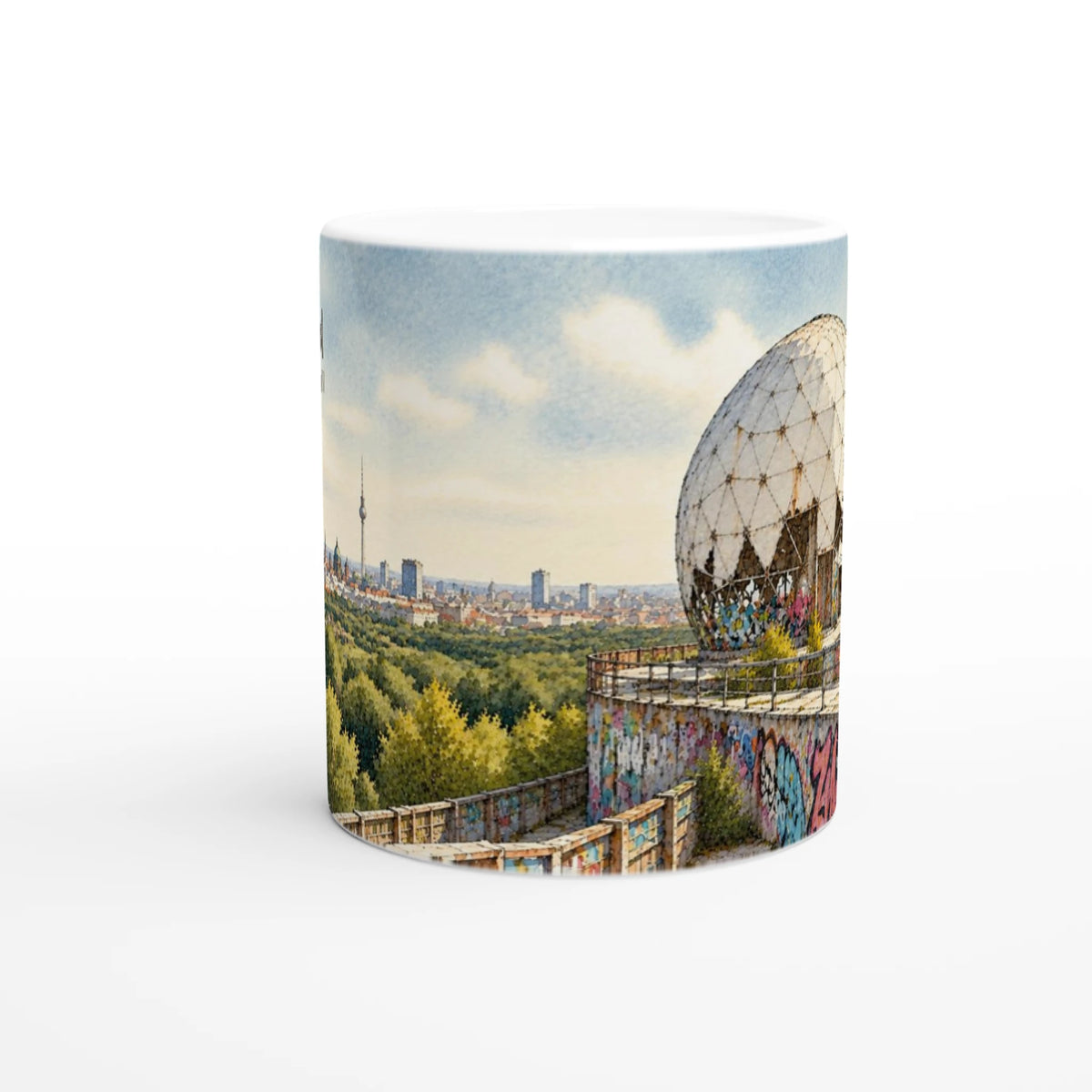 Blick vom Berliner Teufelsberg über den grünen Grunewald bis zur Skyline der Hauptstadt mit dem Fernsehturm am Horizont
