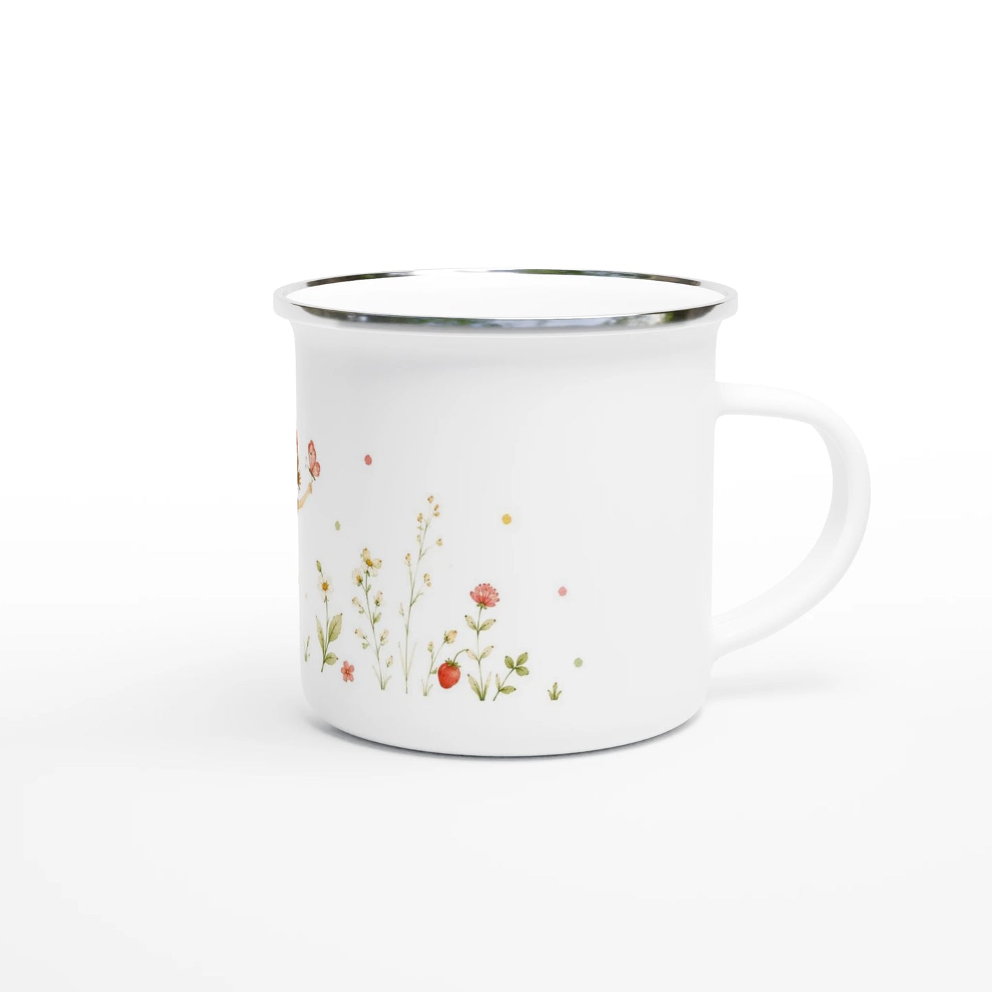 Weisser Emaille-Becher mit einer maerchenhaften Aquarellillustration voller Erdbeeren, Blumen und einem neugierigen kleinen Erdbeermaedchen.