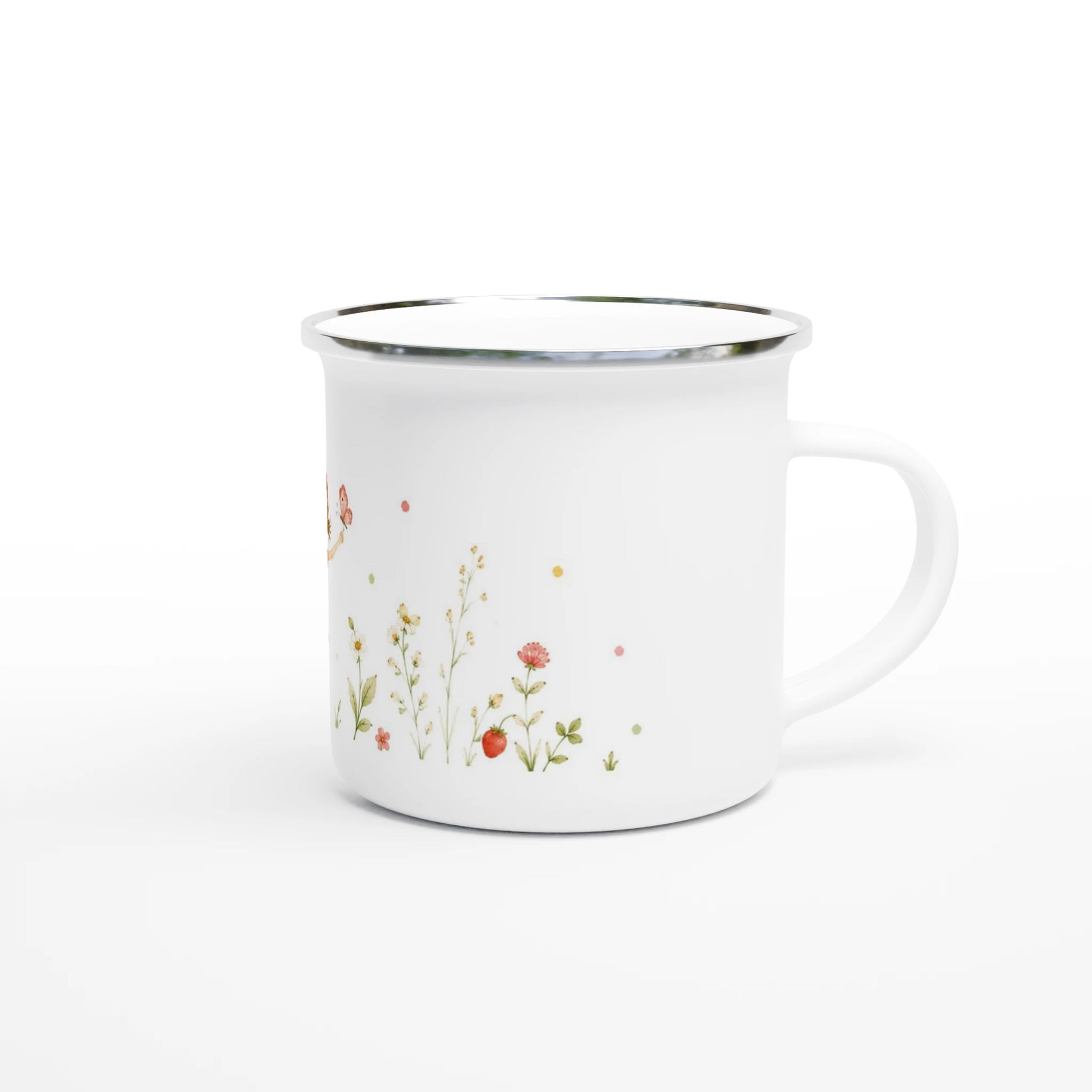 Weisser Emaille-Becher mit einer maerchenhaften Aquarellillustration voller Erdbeeren, Blumen und einem neugierigen kleinen Erdbeermaedchen.