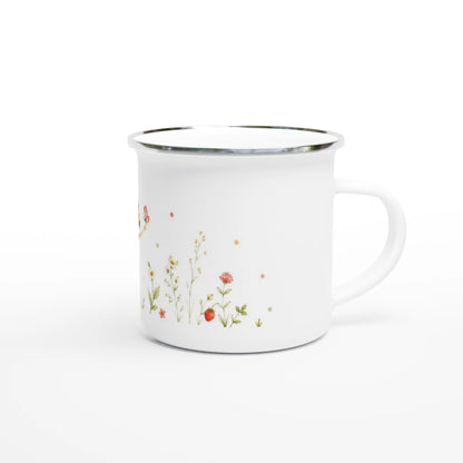 Weisser Emaille-Becher mit einer maerchenhaften Aquarellillustration voller Erdbeeren, Blumen und einem neugierigen kleinen Erdbeermaedchen.
