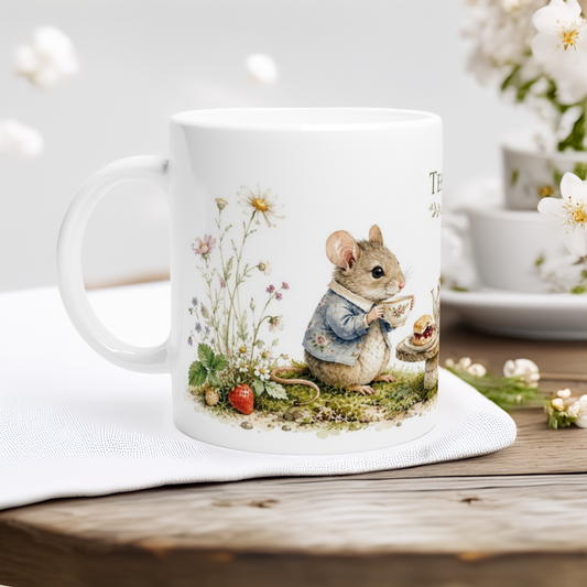 Maus genießt eine Tasse Tee an einem kleinen Gartentisch mit Blumen und Beeren