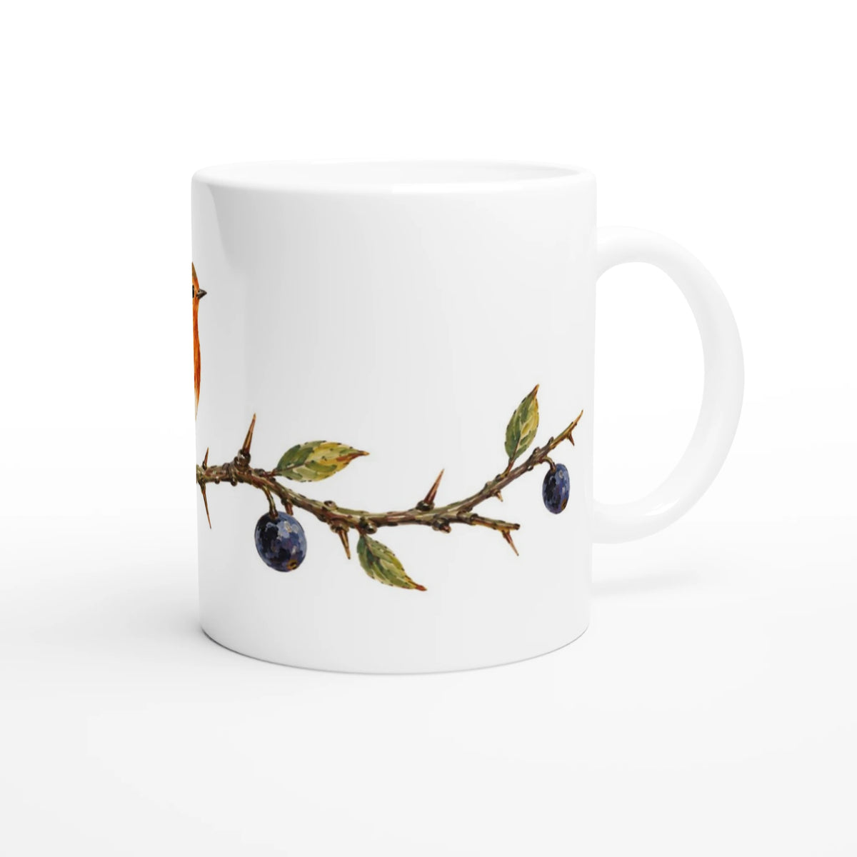 Weiße Tasse mit heimischem Rotkehlchen auf Schlehenzweig in warmen Braun-, Orange-, Grün- und Blautönen für Natur- und Vogelfreunde.