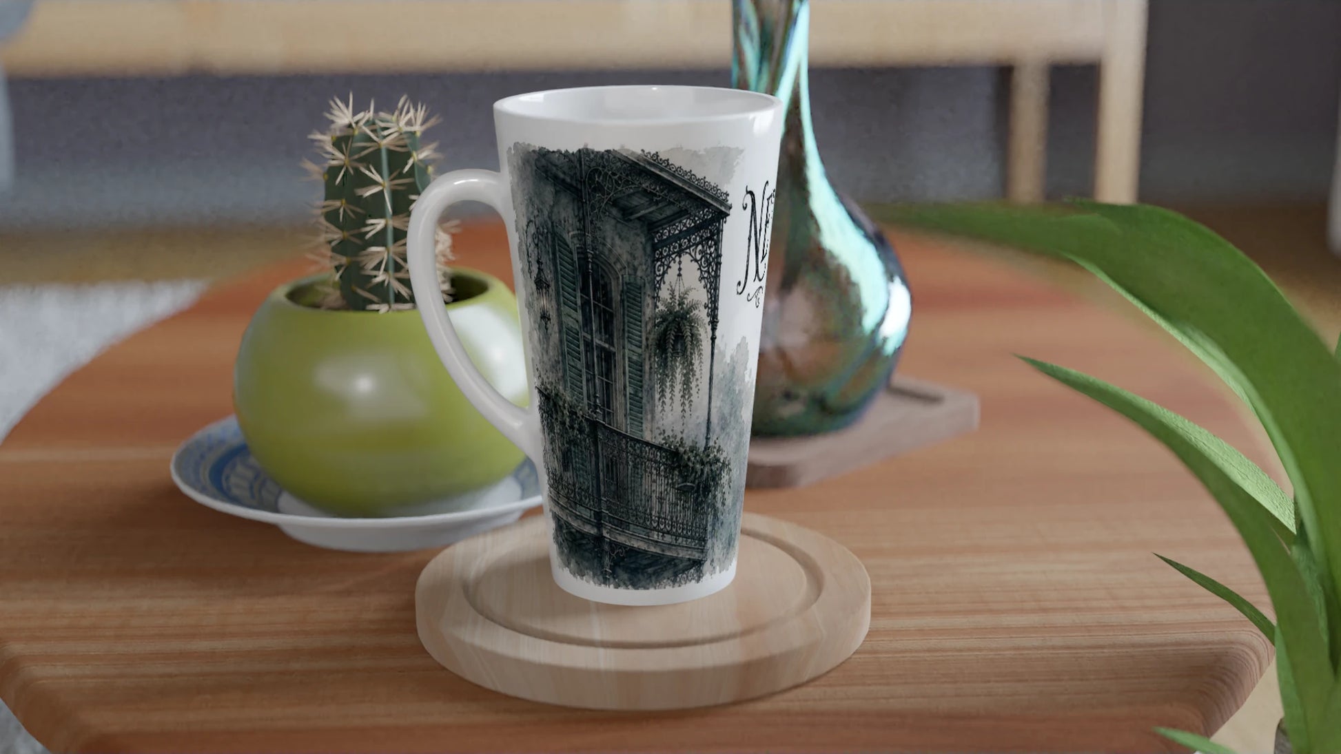 Gothic Latte-Tasse mit schwarzem Raben auf einem verzierten Geländer neben flackernden Kerzen und einer Laterne