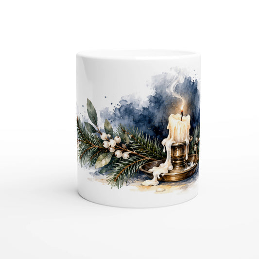 Weiße Keramiktasse mit weihnachtlichem Aquarellmotiv aus Tannengrün, roten und weißen Beeren, roter Schleife und goldfarbener Glocke