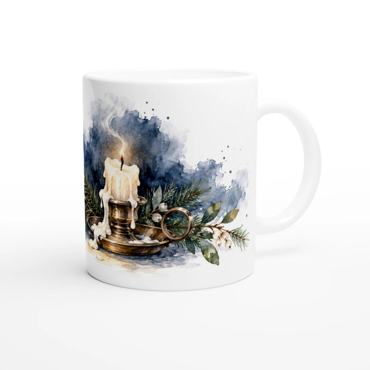 Seitliche Ansicht einer weißen 330-ml-Keramiktasse mit umlaufendem botanischem Weihnachtsmotiv aus Tannengrün und Beeren