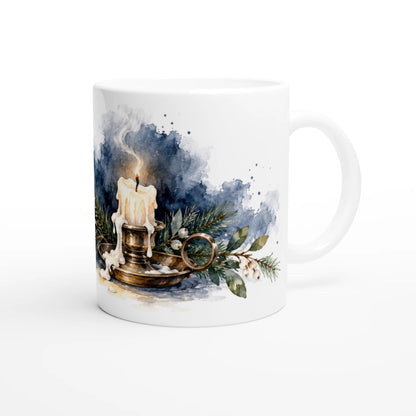 Seitliche Ansicht einer weißen 330-ml-Keramiktasse mit umlaufendem botanischem Weihnachtsmotiv aus Tannengrün und Beeren
