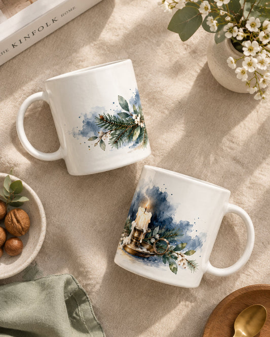 Breite weihnachtliche Aquarellillustration mit Tannenzweigen, grünen Blättern, roten und weißen Beeren, Hagebutten und roter Schleife
