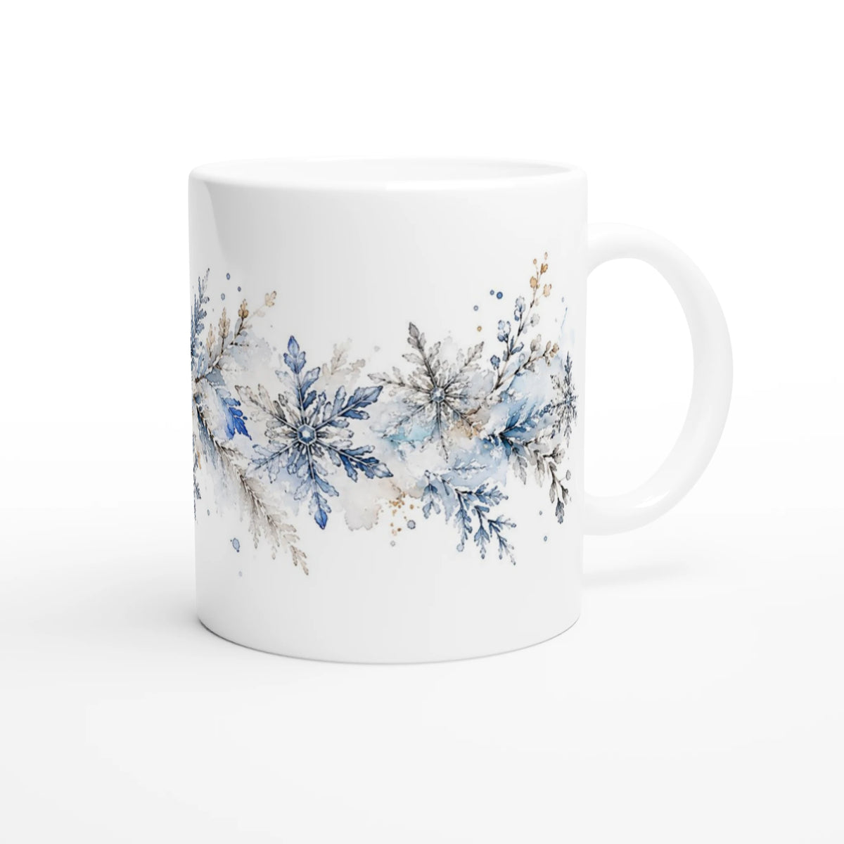 Weiße Keramiktasse mit Aquarellmotiv aus blauen und grauen Schneeflocken, Eiskristallen und feinen frostigen Zweigen