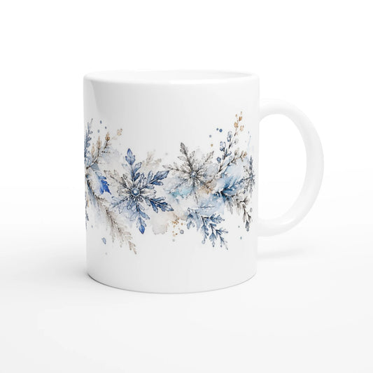 Weiße Keramiktasse mit Aquarellmotiv aus blauen und grauen Schneeflocken, Eiskristallen und feinen frostigen Zweigen