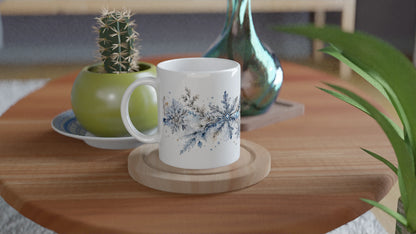 Seitliche Ansicht einer weißen 330-ml-Keramiktasse mit umlaufendem Schneeflocken- und Eiskristallmotiv