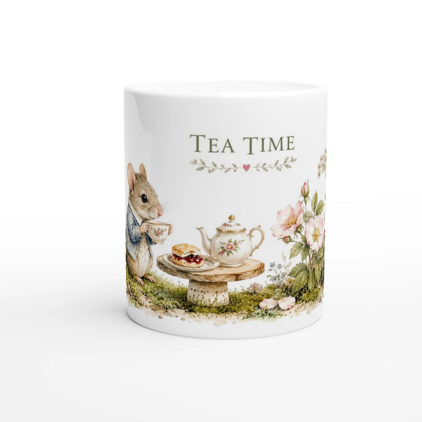 Keramiktasse mit kleiner Maus bei einer gemütlichen Tea Time zwischen Wildblumen und Rosen