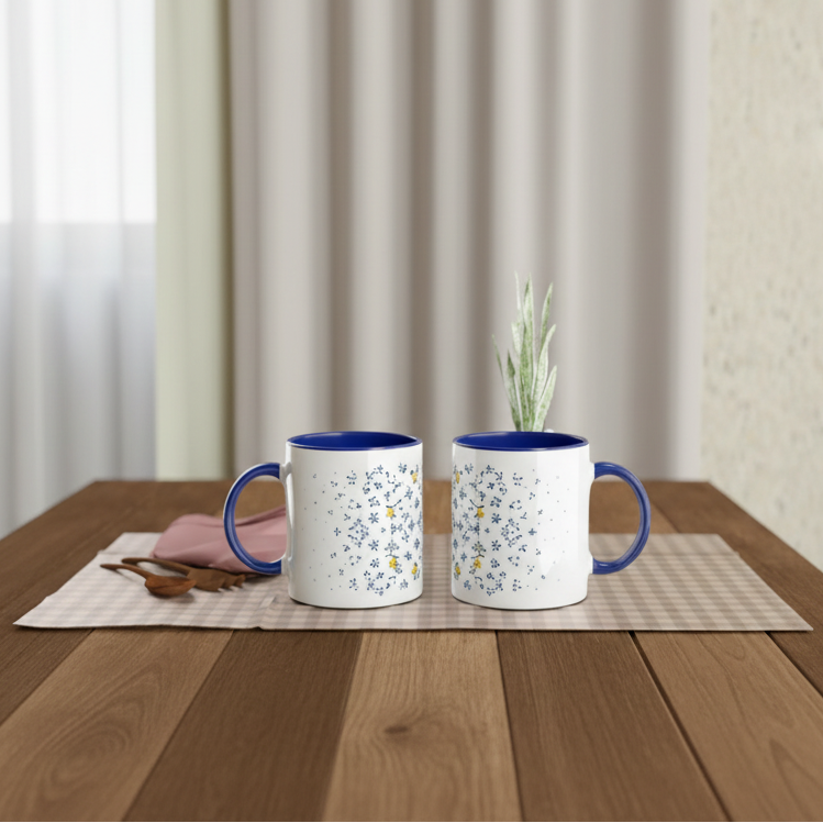 Weißer Becher mit blauem Muster und gelben Zitronenakzenten