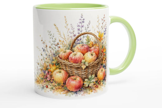 Keramiktasse mit reifen Äpfeln am Zweig, warm gefärbtem Herbstlaub, Beeren und feinen botanischen Details