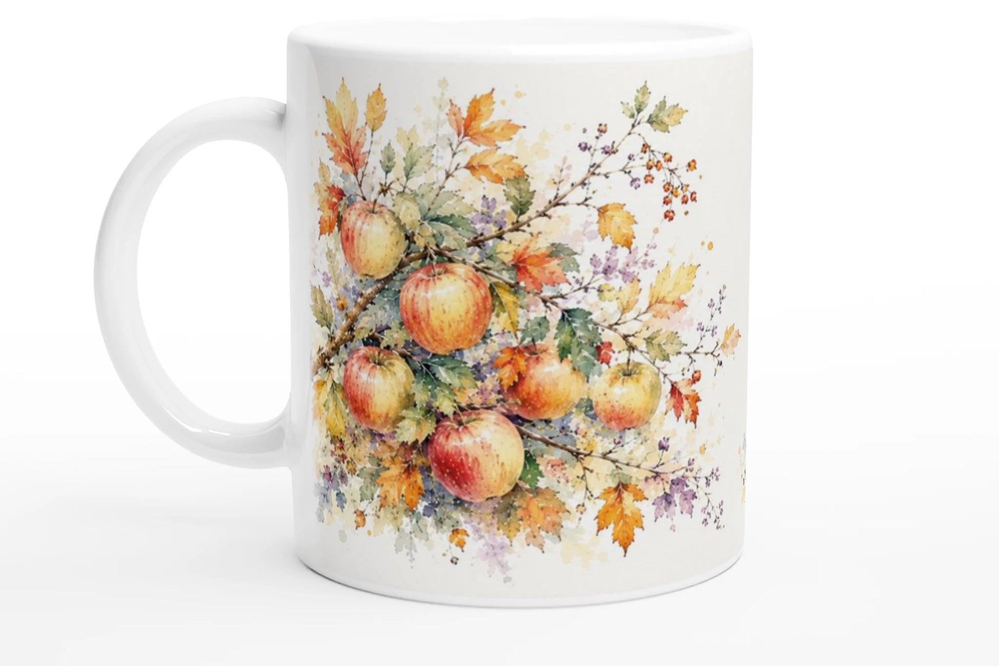 Botanische Aquarellillustration mit Äpfeln, Zweigen, Beeren und transparenten Herbstfarben auf weißer Keramik
