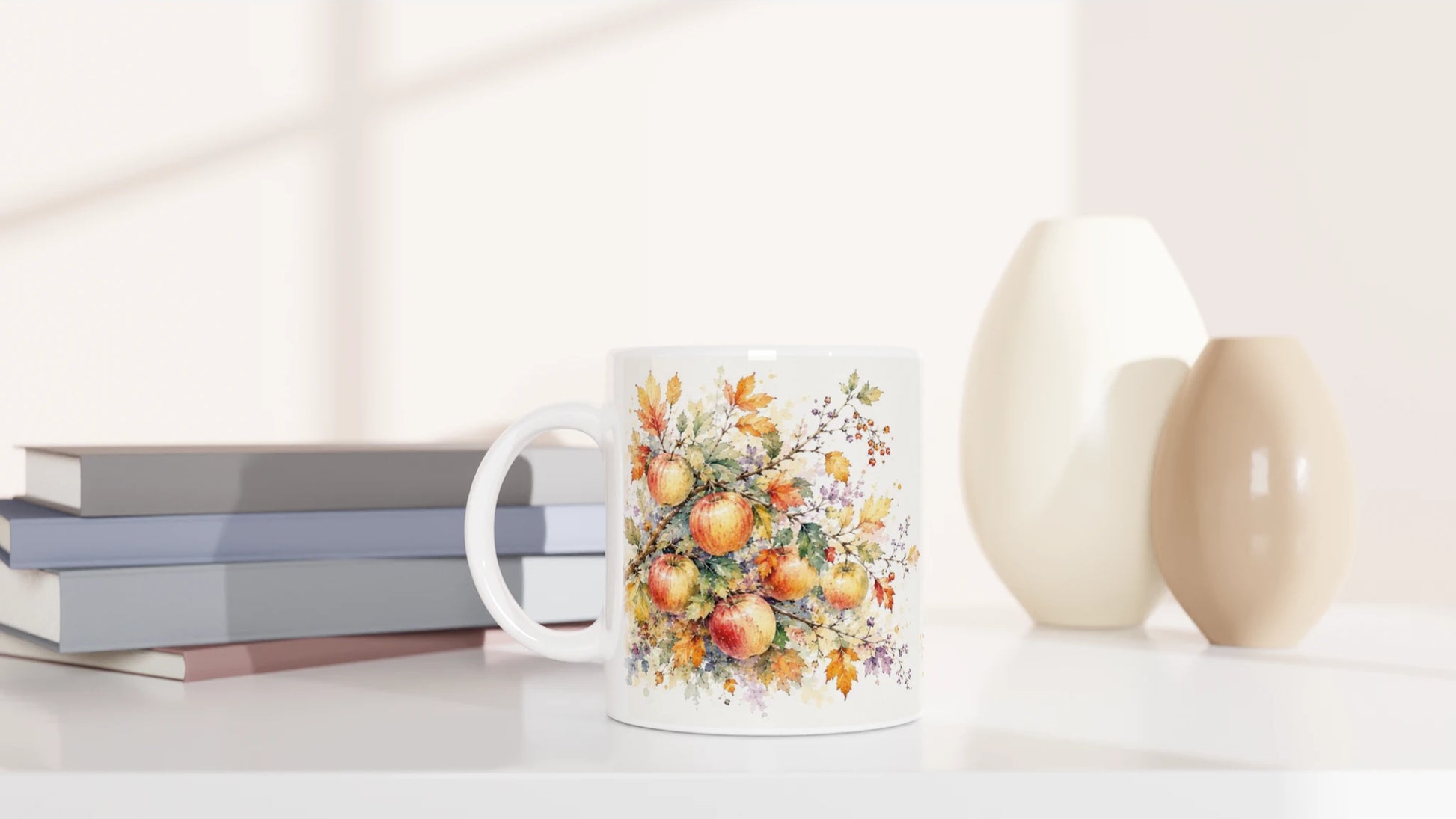 Apfel Tasse in der grünen Edition mit farblich abgestimmtem Henkel und Innenbereich sowie warmem Herbstmotiv