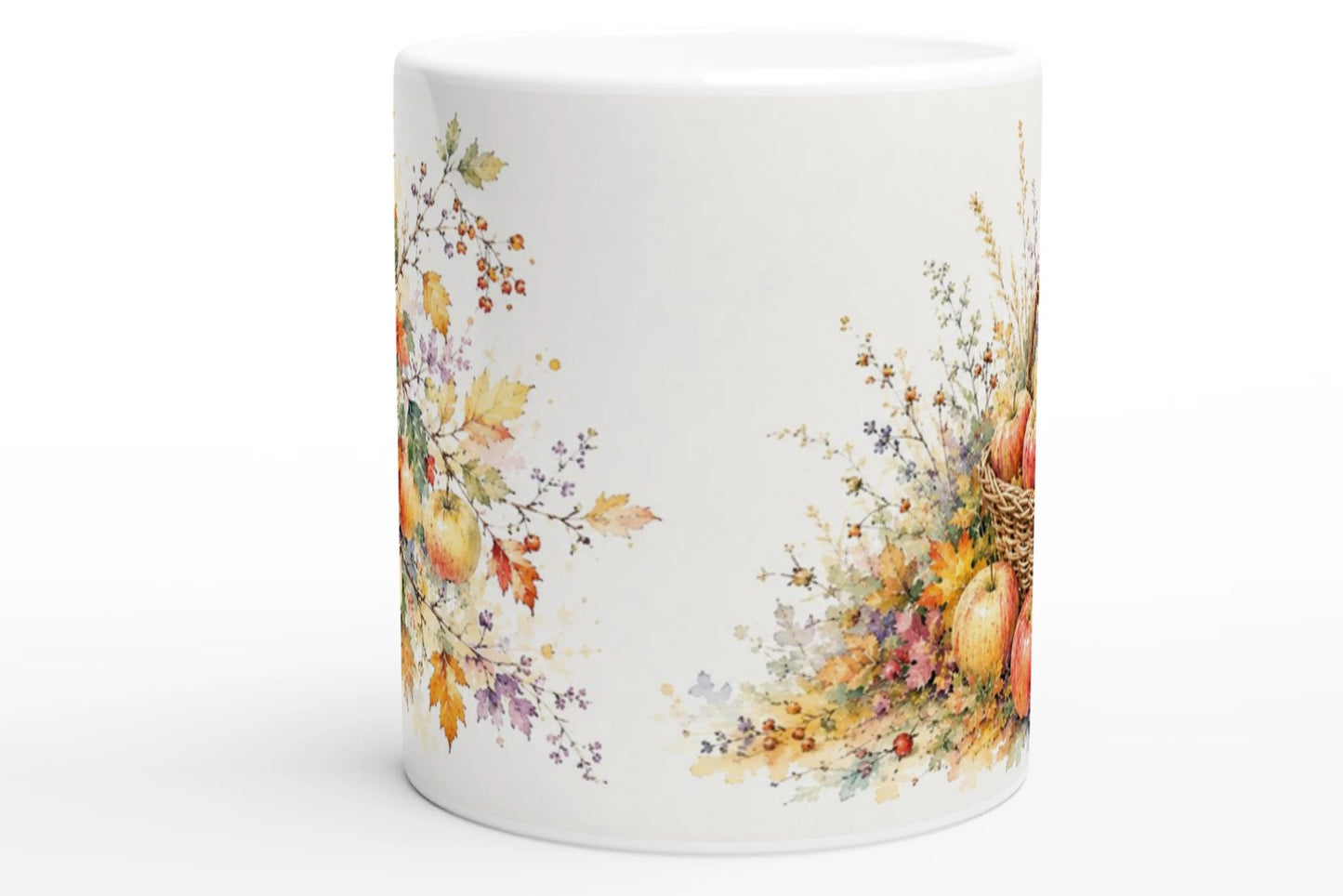 Umlaufendes Herbstmotiv mit Apfelzweig, Erntekorb, Laub und Wiesengräsern auf einer 330-ml-Keramiktasse