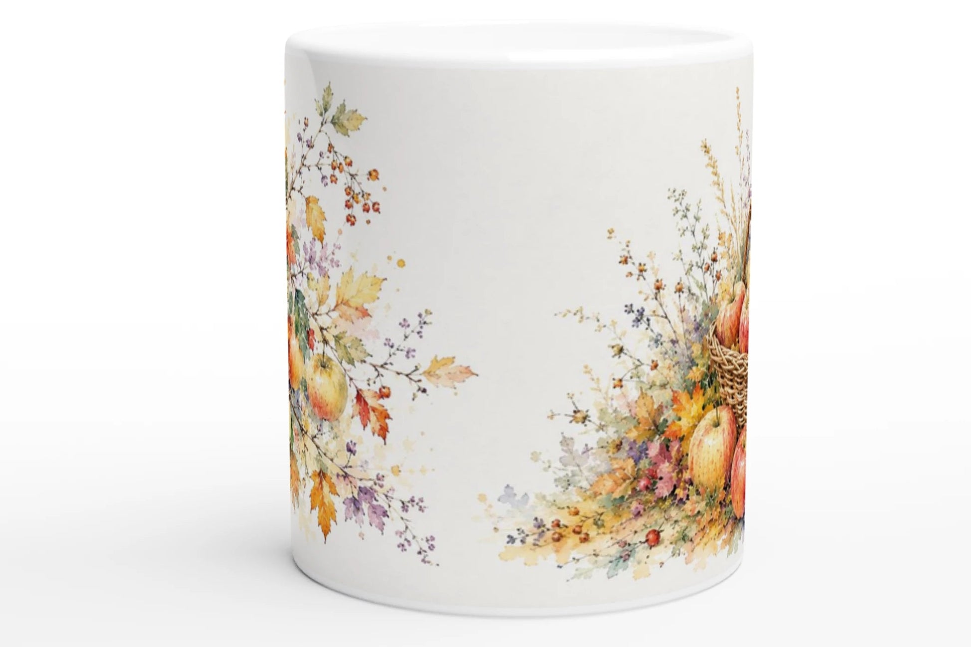 Umlaufendes Herbstmotiv mit Apfelzweig, Erntekorb, Laub und Wiesengräsern auf einer 330-ml-Keramiktasse