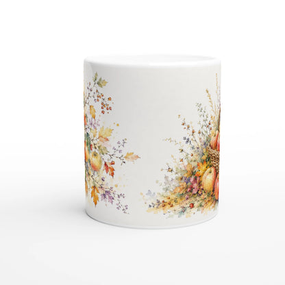 Umlaufendes Herbstmotiv mit Apfelzweig, Erntekorb, Laub und Wiesengräsern auf einer 330-ml-Keramiktasse