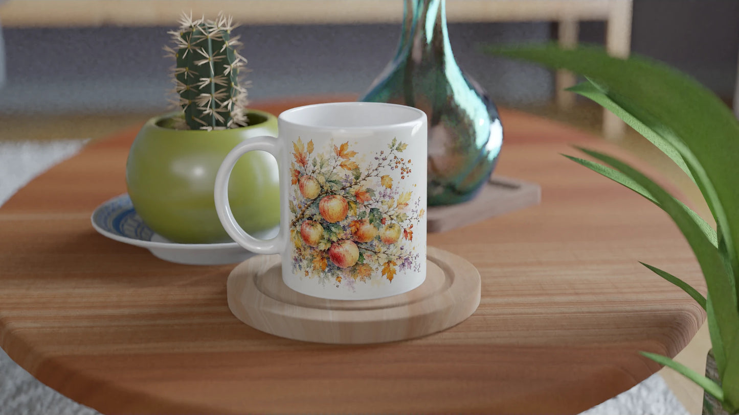 Herbstliche Apfel Tasse mit gefülltem Weidenkorb, verschiedenen Apfelsorten und ländlicher Streuobst-Anmutung