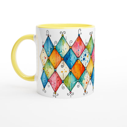Tasse mit farbigem Retro-Rautenmuster in malerischer Aquarellanmutung. Das grafische Design verbindet nostalgische Musterideen mit einer modernen und freundlichen Wirkung.