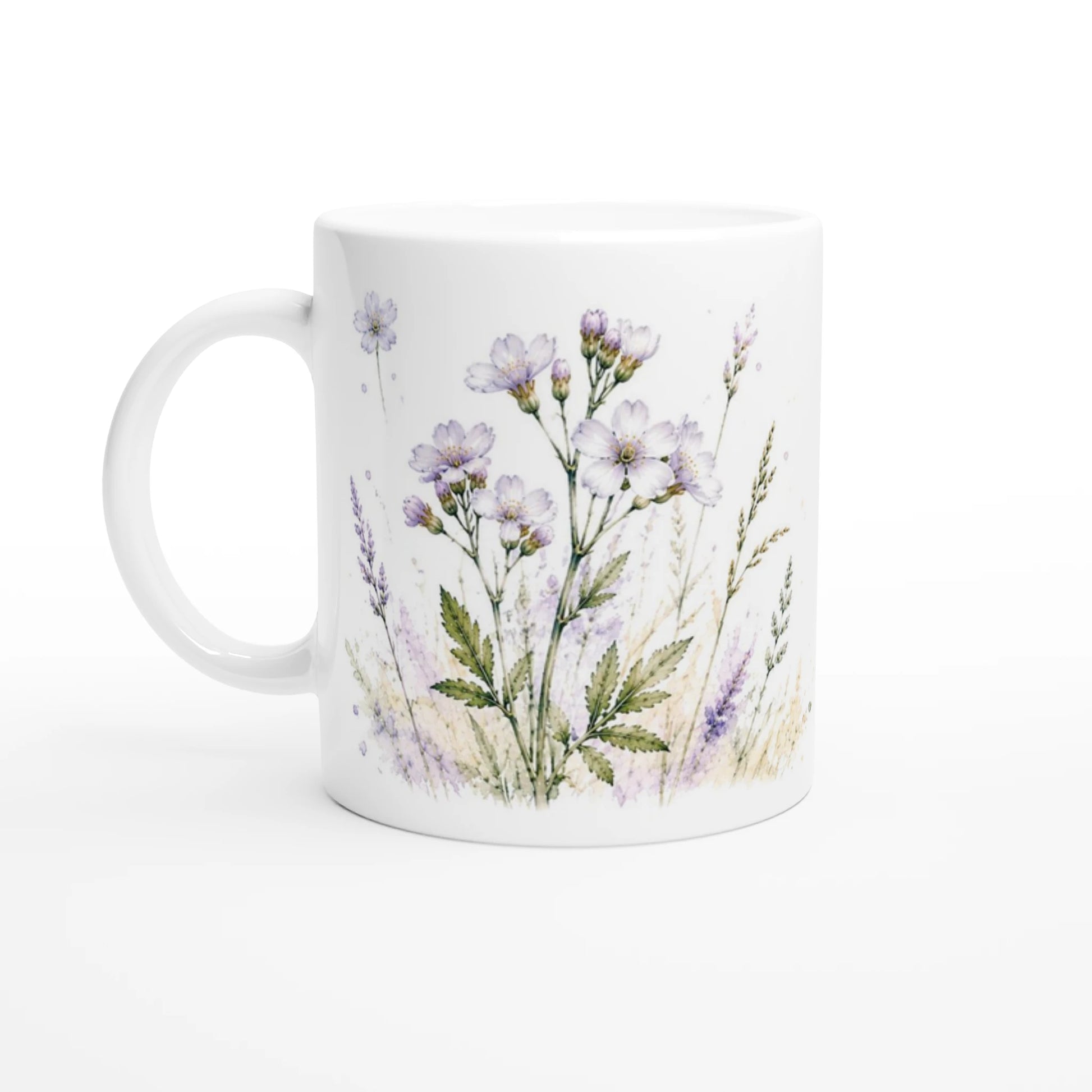 Gegenüberliegende Seite der Keramiktasse mit violetten und weißen Wildblumen, feinen Gräsern und botanischen Aquarelldetails