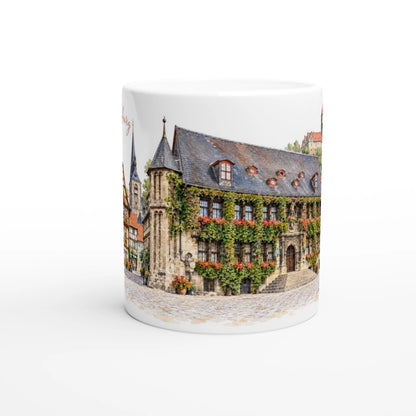 Historisches Rathaus von Quedlinburg als Aquarellillustration mit Sandsteinfassade, Schieferdach, Treppenaufgang, Efeu und roten Blueten an den Fenstern