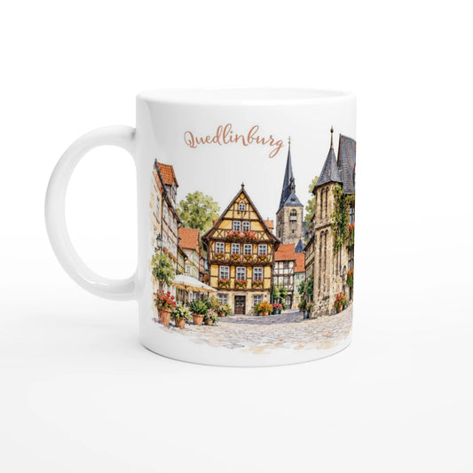 Quedlinburg Keramiktasse 330 ml mit Aquarellillustration des historischen Rathauses, begruenter Fassade, Fachwerkhaeusern und Schlossberg im Hintergrund