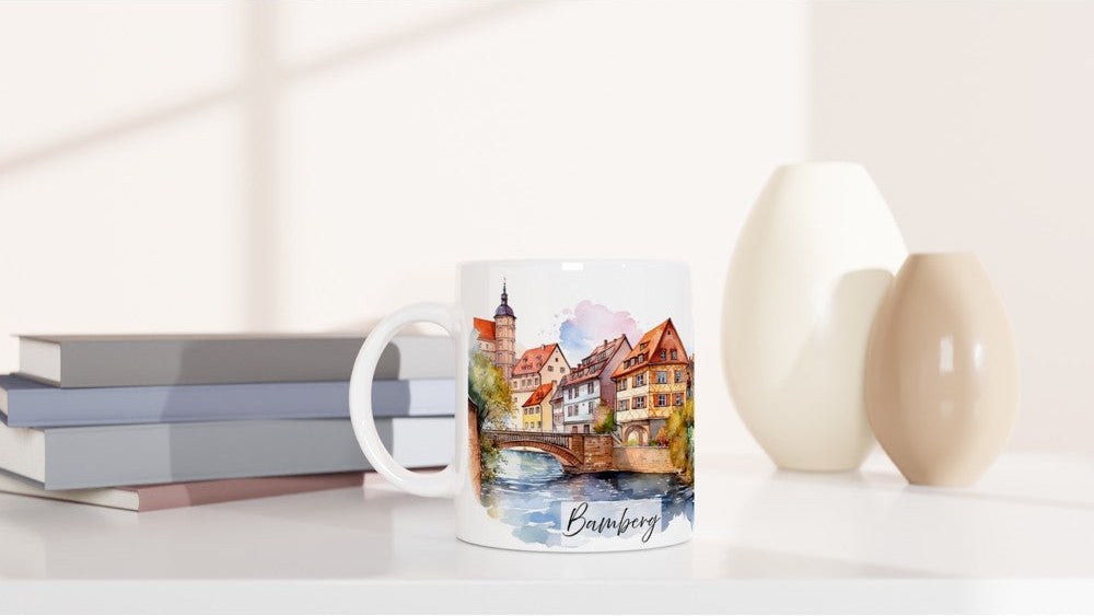 Weiße Tasse mit Bamberg Stadtmotiv, historischen Gebäuden und warmer Aquarellfarbigkeit
