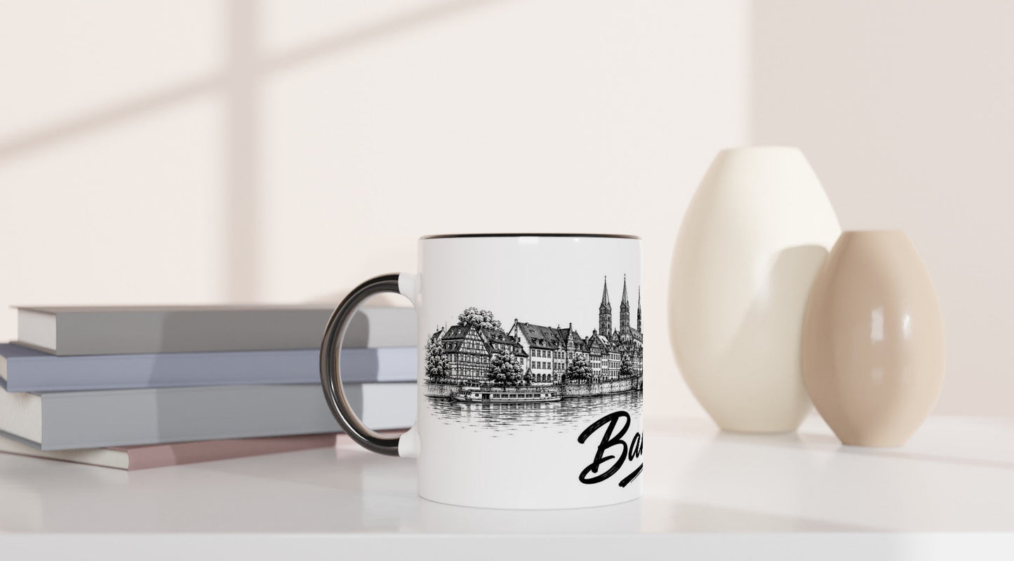 Schwarz-Weiß Keramiktasse mit Bamberg Altstadt, Regnitz-Anmutung, Fachwerkhäusern und präziser Architekturzeichnung.