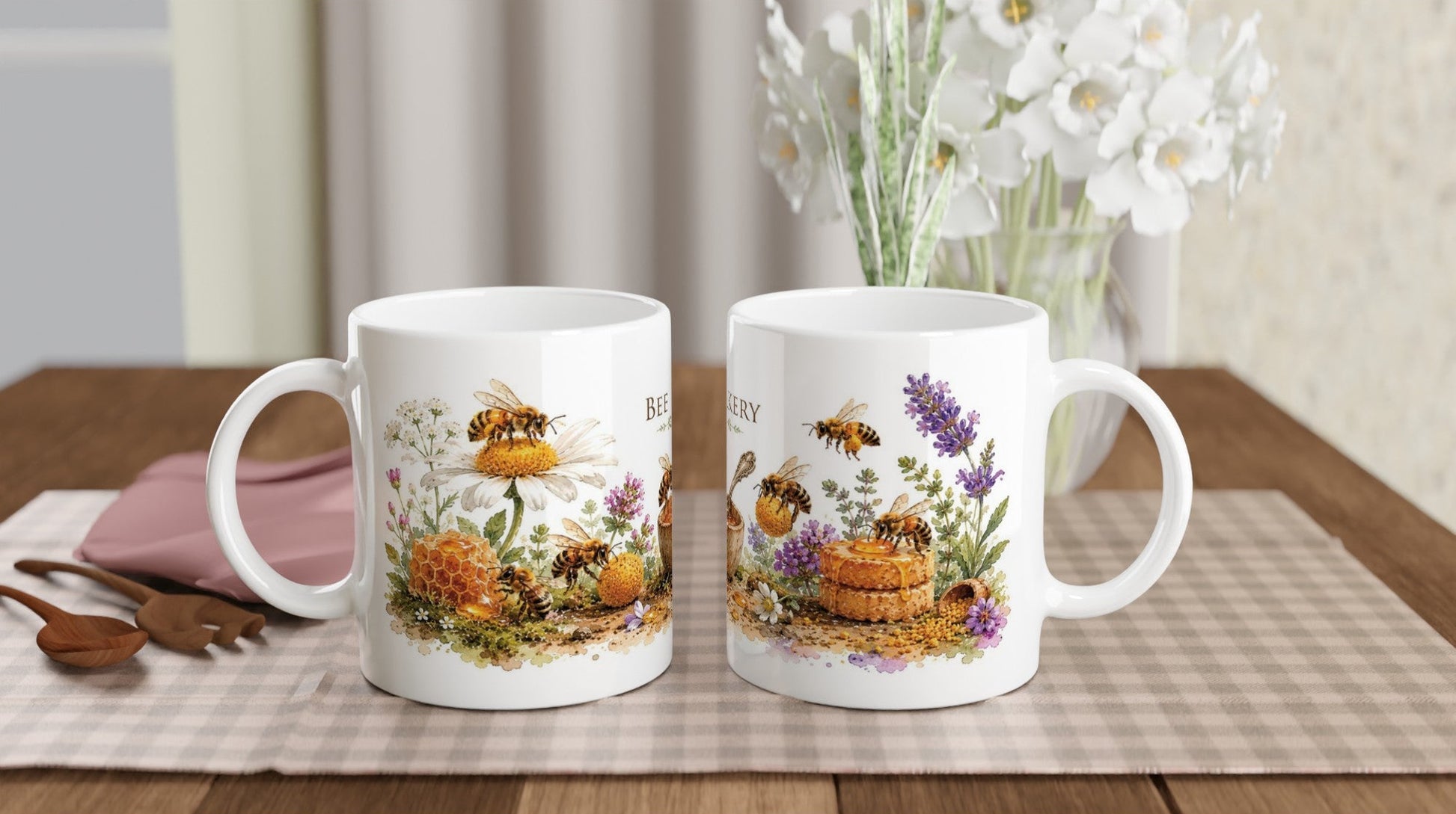 Keramiktasse 330 ml mit liebevollem Bienenmotiv im warmen Aquarellstil.