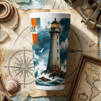Bell Rock Latte-Tasse 440 ml aus weißer Keramik mit Illustration des schottischen Leuchtturms im Sturm und tosender Nordseebrandung; Produkt-Mockup.