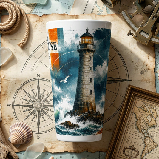 Bell Rock Latte-Tasse 440 ml aus weißer Keramik mit Illustration des schottischen Leuchtturms im Sturm und tosender Nordseebrandung; Produkt-Mockup.