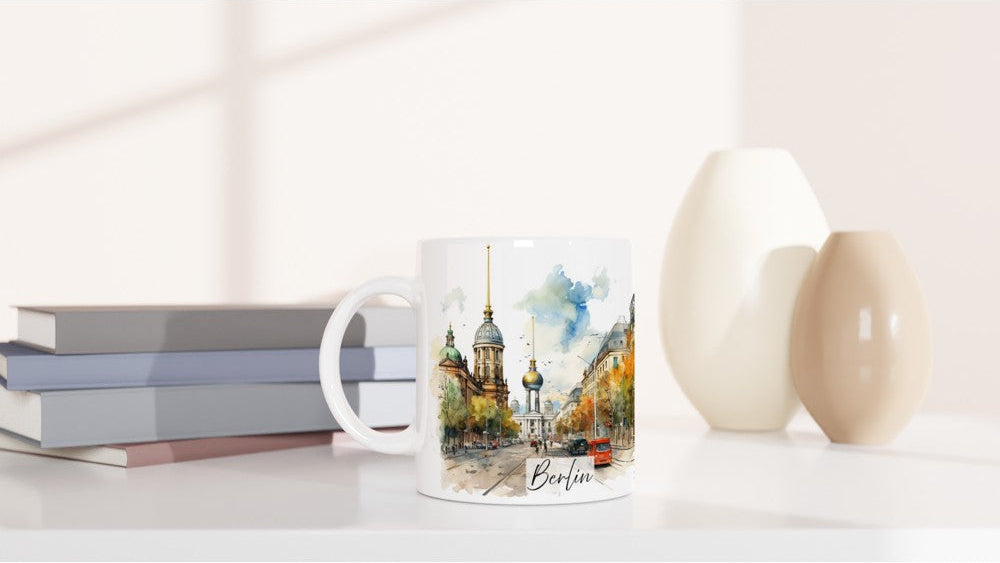 Berlin Souvenir Tasse mit Straßenbahn und Fernsehturm als künstlerische Erinnerung an die Hauptstadt