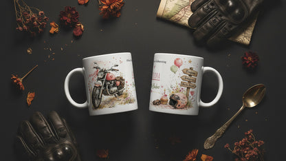 Zwei Ansichten der personalisierten Biker Babe Tasse mit rosa Motorrad auf einer Seite und Helm, Ballons sowie Roadtrip-Wegweiser auf der anderen.