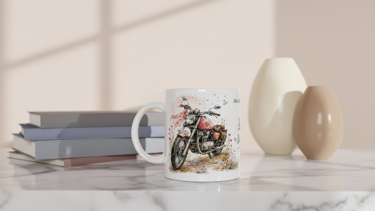 Motivseite der Biker Babe Tasse mit rosa Motorradhelm, Cupcake, Ballons, Blumen und Wegweiser nach Kingman, Seligman und Santa Monica.