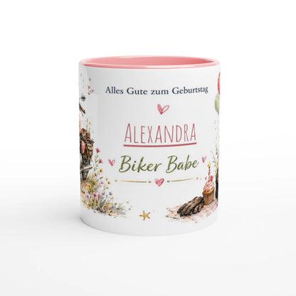 Personalisierte Biker Babe Tasse mit aquarelliertem rosa Motorrad, Blumen, Herzen und feinen Farbspritzern auf weißer Keramik.