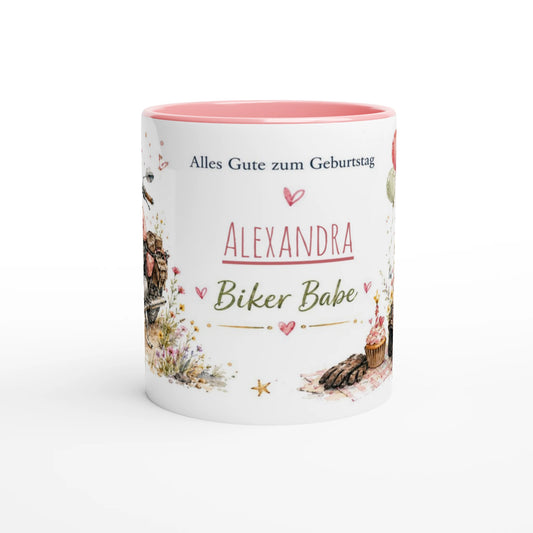 Personalisierte Biker Babe Tasse mit aquarelliertem rosa Motorrad, Blumen, Herzen und feinen Farbspritzern auf weißer Keramik.