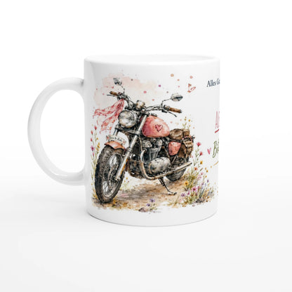 Weiße personalisierte Biker Babe Tasse 325 ml mit Motorrad-Aquarell in einem hellen Wohnambiente neben Büchern und dekorativen Vasen.