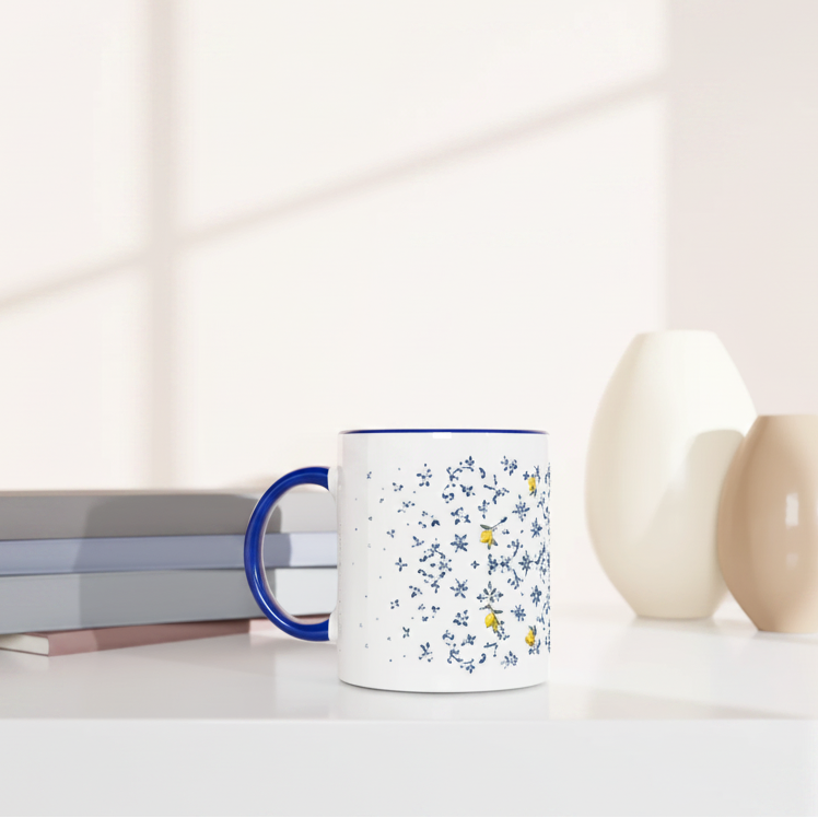 Tasse mit blauer Innenfläche und südländischem Fliesenstil