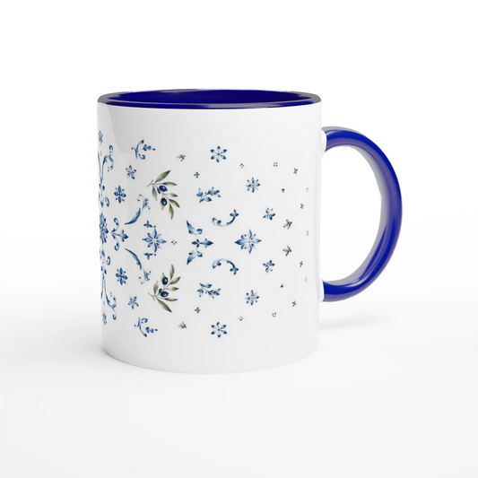 Weiße Keramiktasse mit kobaltblauem Muster und Olivenzweigen